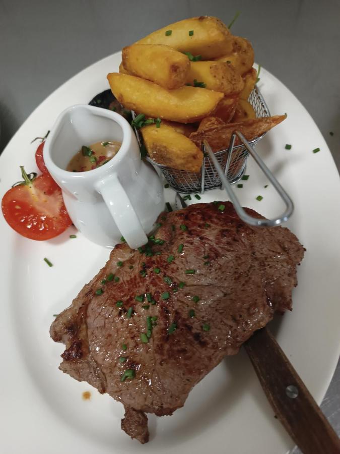 The Ynyscedwyn Arms Hotel سوانسي المظهر الخارجي الصورة